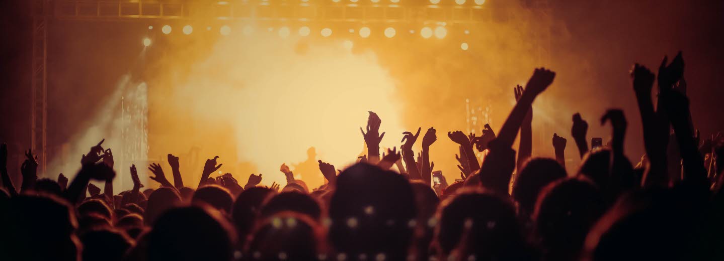 Publikhav framför en scen.