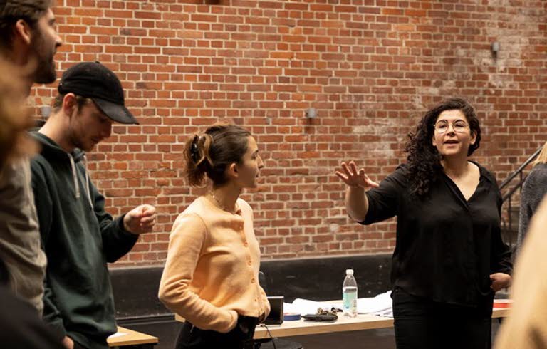 Farnaz Arbabi regisserar pjäsen BRINN. Foto: Jenny Baumgartner.
