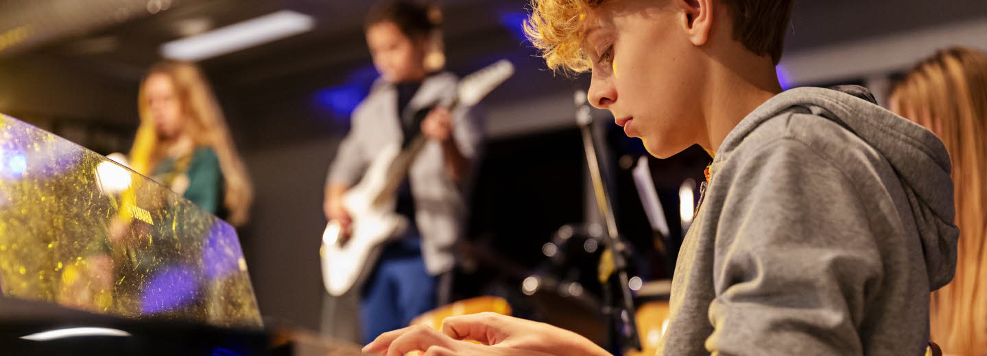 Elever repeterar inför konsert på Valsätraskolan i Uppsala. I förgrunden spelar en pojke elpiano.