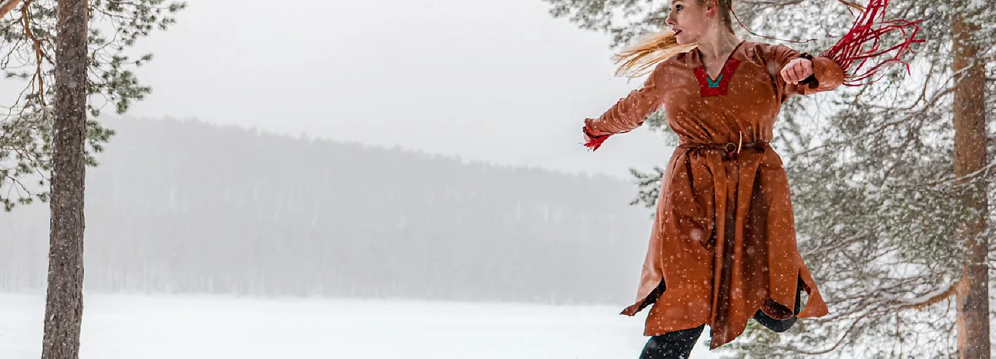 Liv Aira dansar i snö.