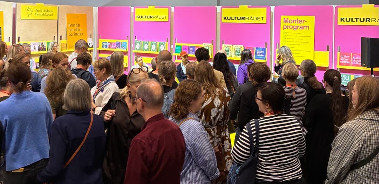 Folksamling i monter på Bokmässan.
