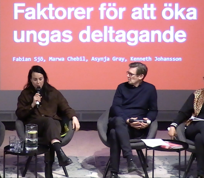 Fyra personer sitter och samtalar på en scen.