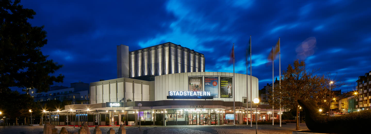 Helsingborgs stadsteaters fasad i kvällsljus.