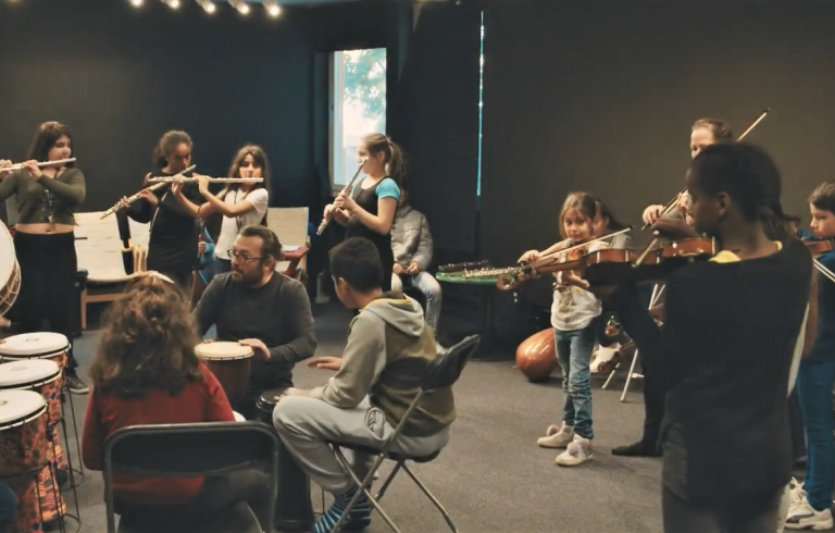Barn spelar olika instrument tillsammans