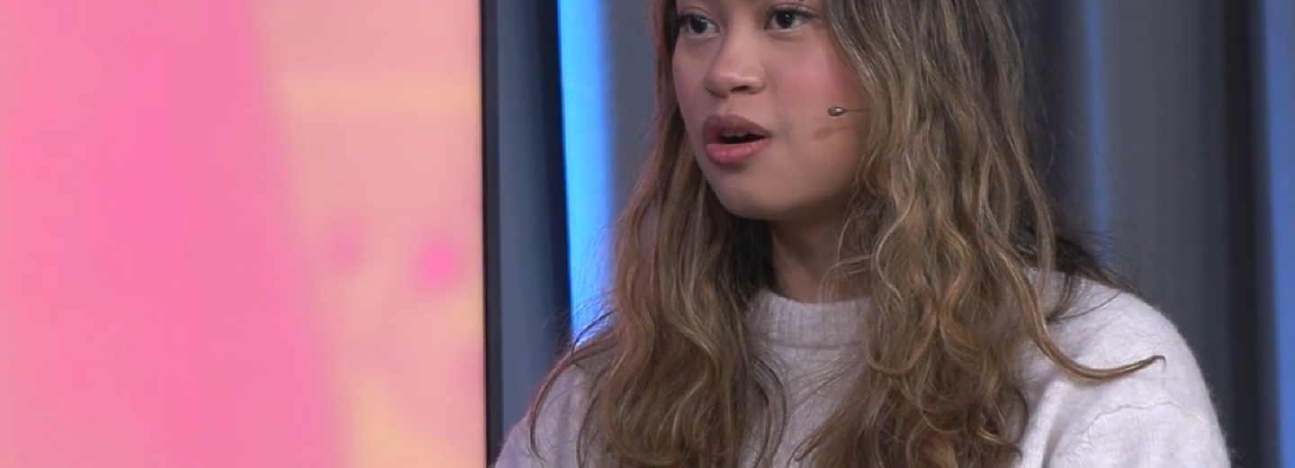 Flicka i filmstudio.