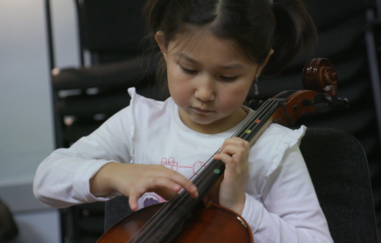 Flicka spelar fiol.