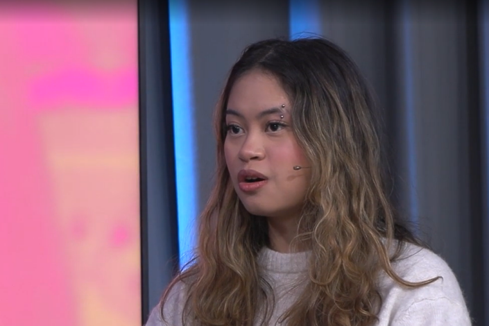 Flicka i filmstudio.