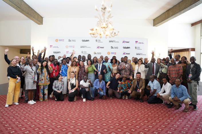 Gruppbild på en stor samling av PANAF-deltagare. 