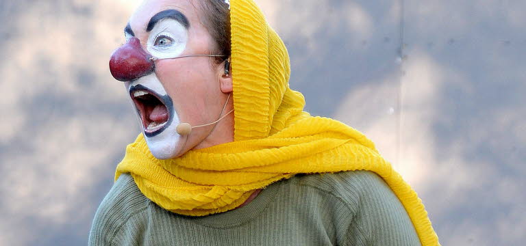 Bortas Josefine Anderson i clownsminkning och en gul stickad sjal. 