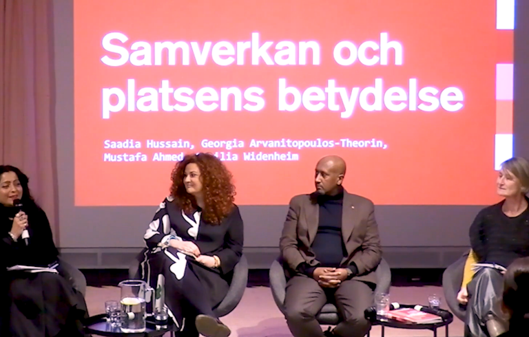 Fyra personer sitter på en scen och samtalar.