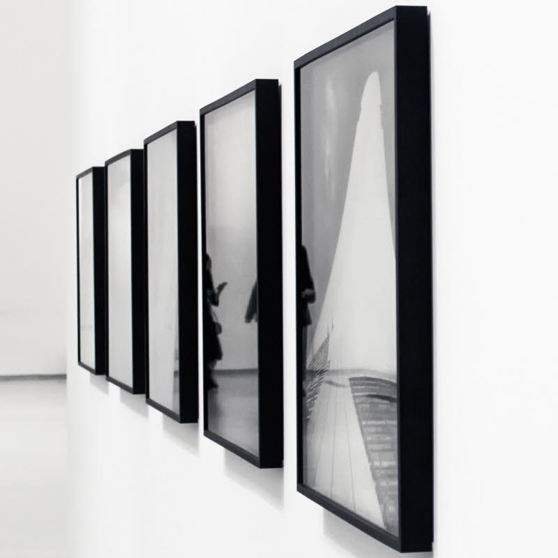 Svartvita fotografier på ett galleri.