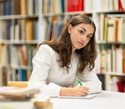 Ung kvinna som är Platsens författare i Sörmland.