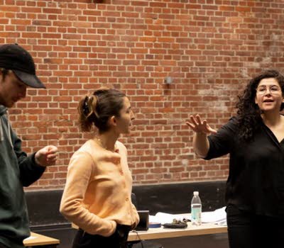 Farnaz Arbabi regisserar pjäsen BRINN. Foto: Jenny Baumgartner.