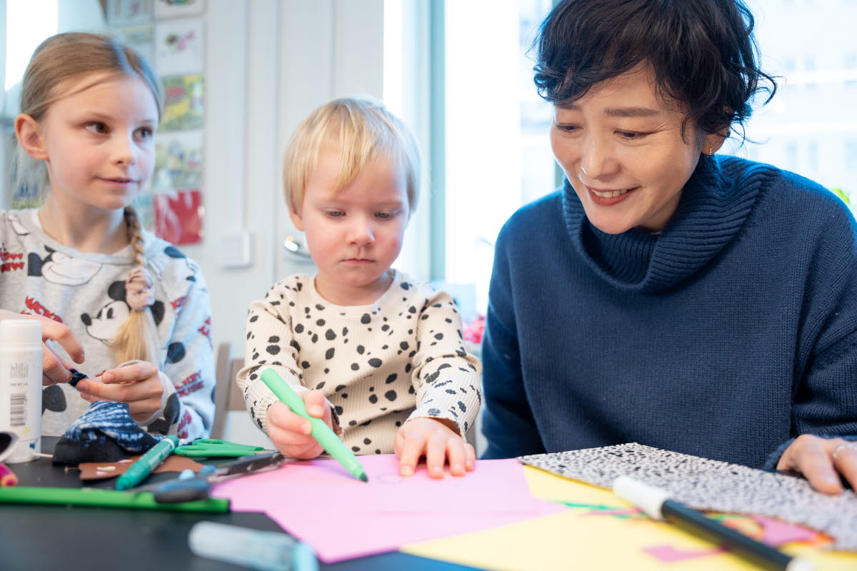 Baek Heena drawing with two kids