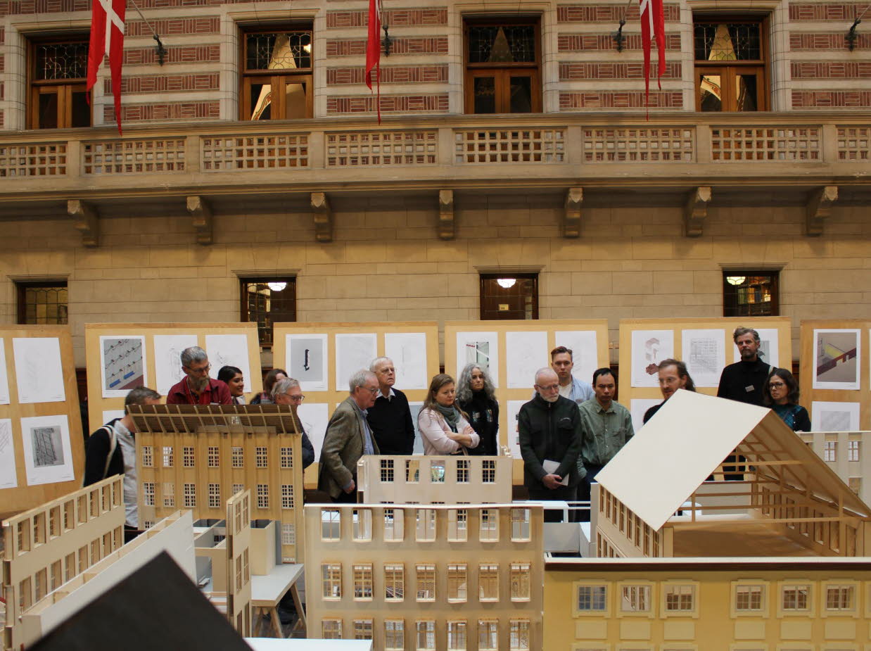 Arkitektskolan på Kungliga Konsthöskolan i Köenhamn visar en utställning med elevarbeten i Köpenhamns rådhus.