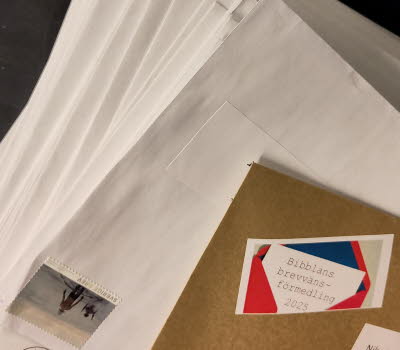 En hög med färdigfrankerade brev.