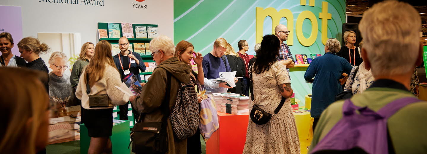 Människor minglar i Kulturrådets monter på Bokmässan.