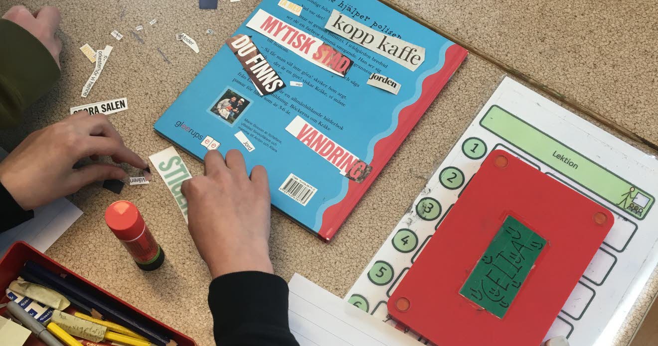 Barn skapar poesi med urklippta ord från tidningar.