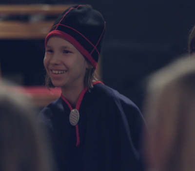 I Arvidsjaur får skolbarnen lära sig jojk och möta den samiska kulturen i området. I filmen får vi följa med under en workshop som vidgar vyer och breddar kunskap. 