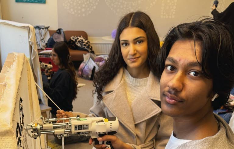 Tonåringar testar att använda tuftningspistol.