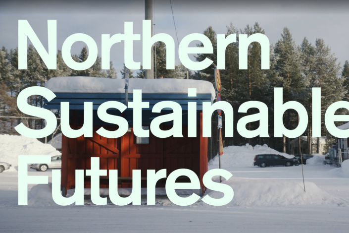 Röda träbyggnader i vinterlandskap.