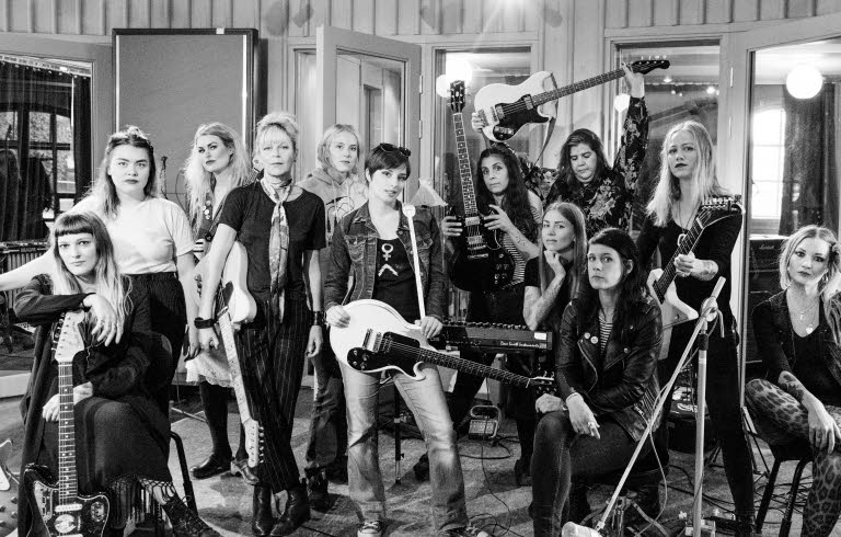 13 kvinnliga musiker i musikstudio.