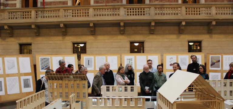 Arkitektskolan på Kungliga Konsthöskolan i Köenhamn visar en utställning med elevarbeten i Köpenhamns rådhus.