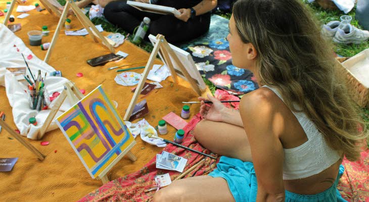 Ungdomar målar utomhus