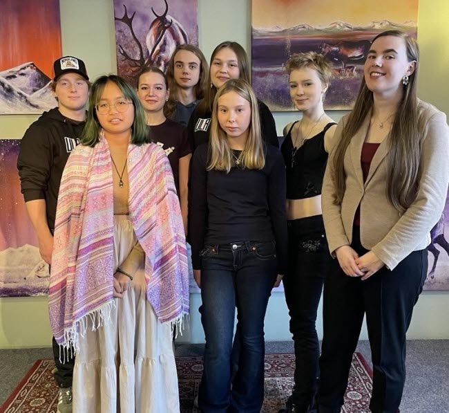 Gruppbild p&aring; &aring;tta glada personer.