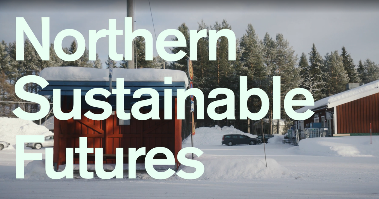 Röda träbyggnader i vinterlandskap.