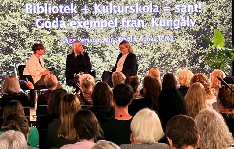 Tre kvinnor samtalar inför publik på Bokmässan.