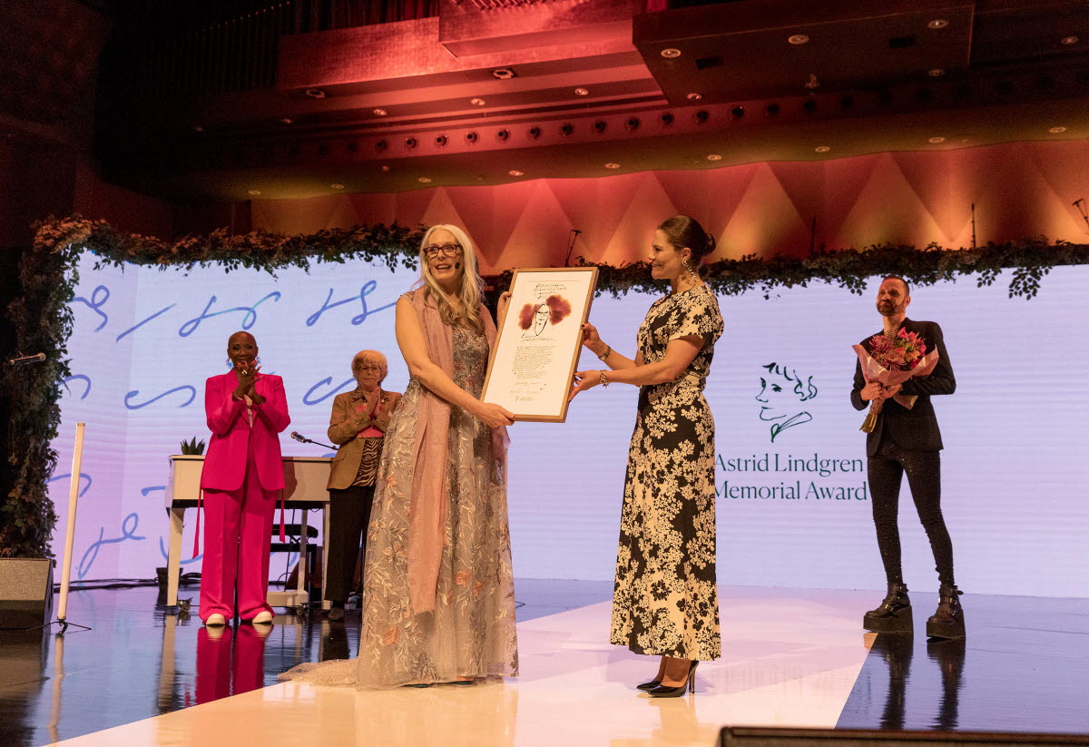 Laurie Halse Anderson and HRH Crown Princess Victoria holding the ALMA diploma