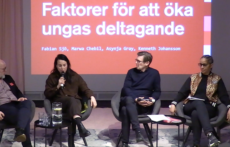 Fyra personer sitter och samtalar på en scen.