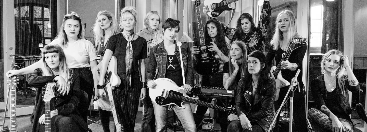 13 kvinnliga musiker i musikstudio.