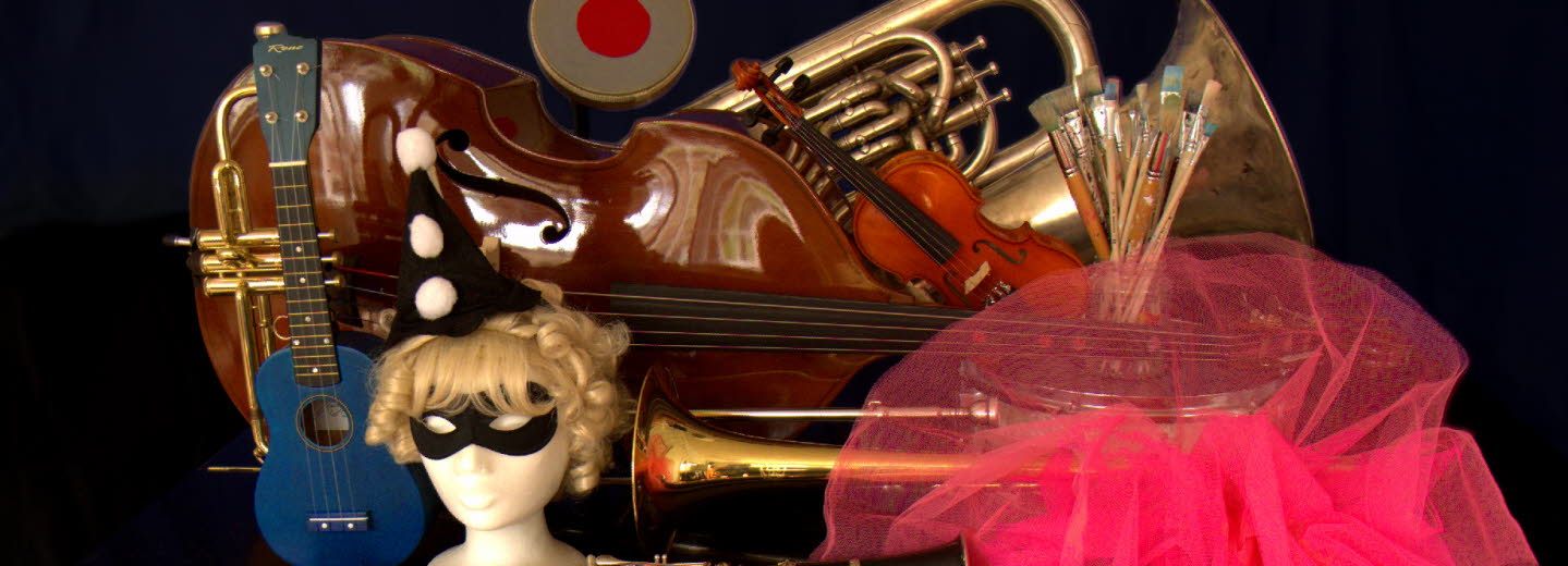 Instrument och andra kulturföremål liggandes på ett piano.