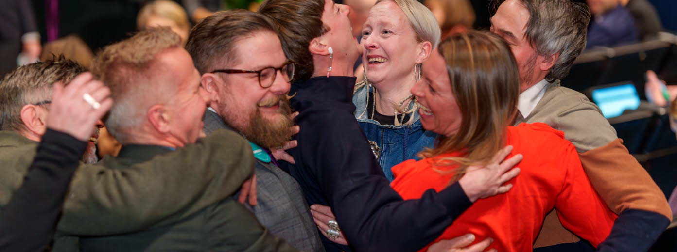 Glad bild där representanter från Kiruna kramas över beskedet. 