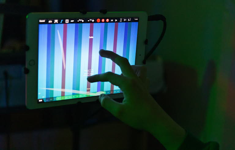 Barn skapar musik på ipad
