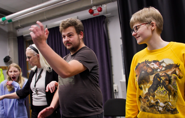 Benjamin med pedagog och vänner.