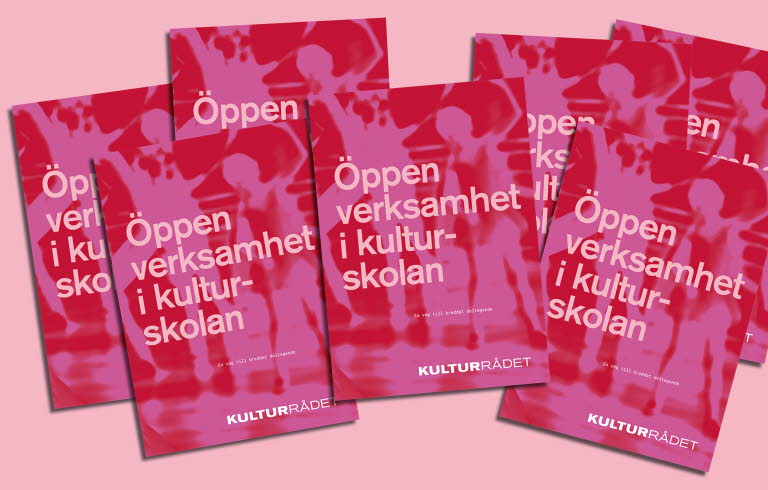 Flera exemplar av rapporten Öppen verksamhet i kulturskolan ligger på ett bort
