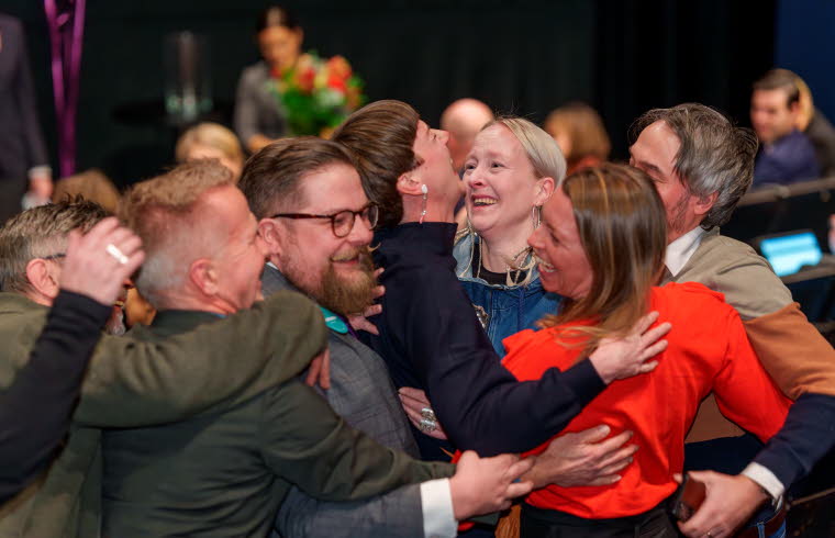 Glad bild där representanter från Kiruna kramas över beskedet. 