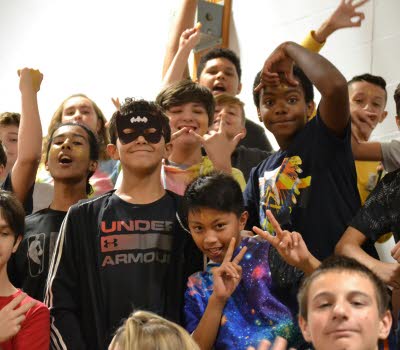 Teaterelever spexar inför kameran.