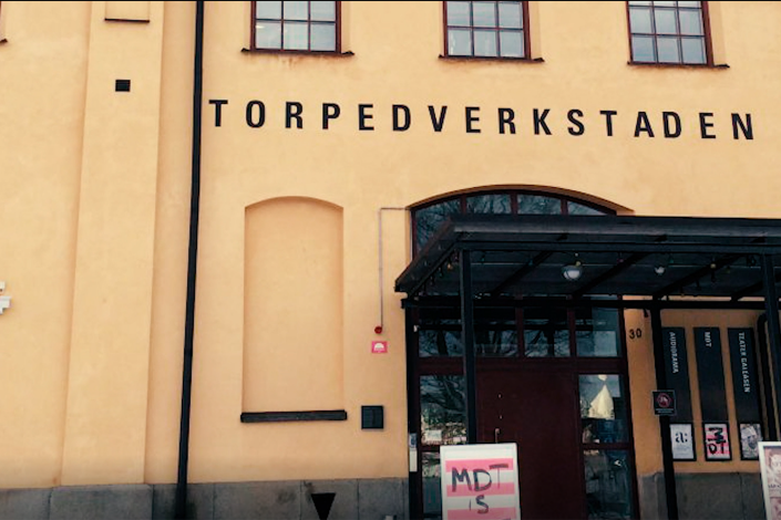 Bild på det gula huset där MDT har sina lokaler.