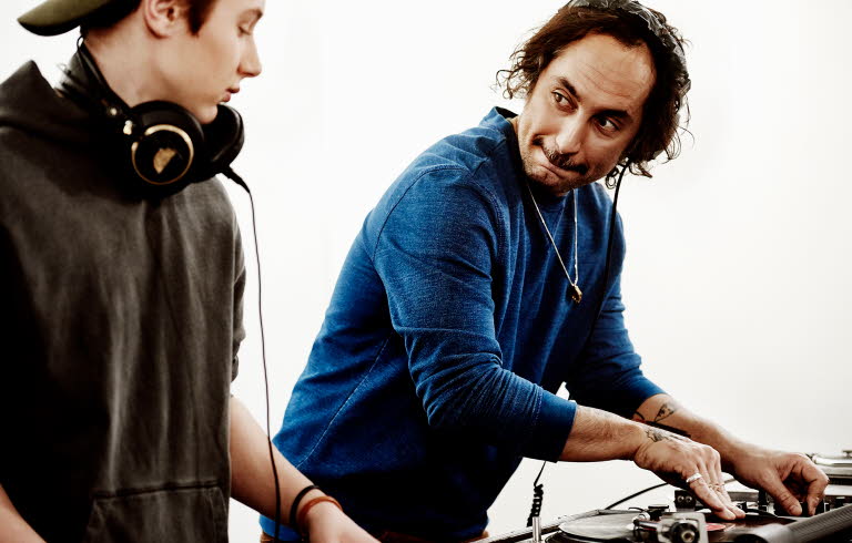 Två stycken discjockeys.