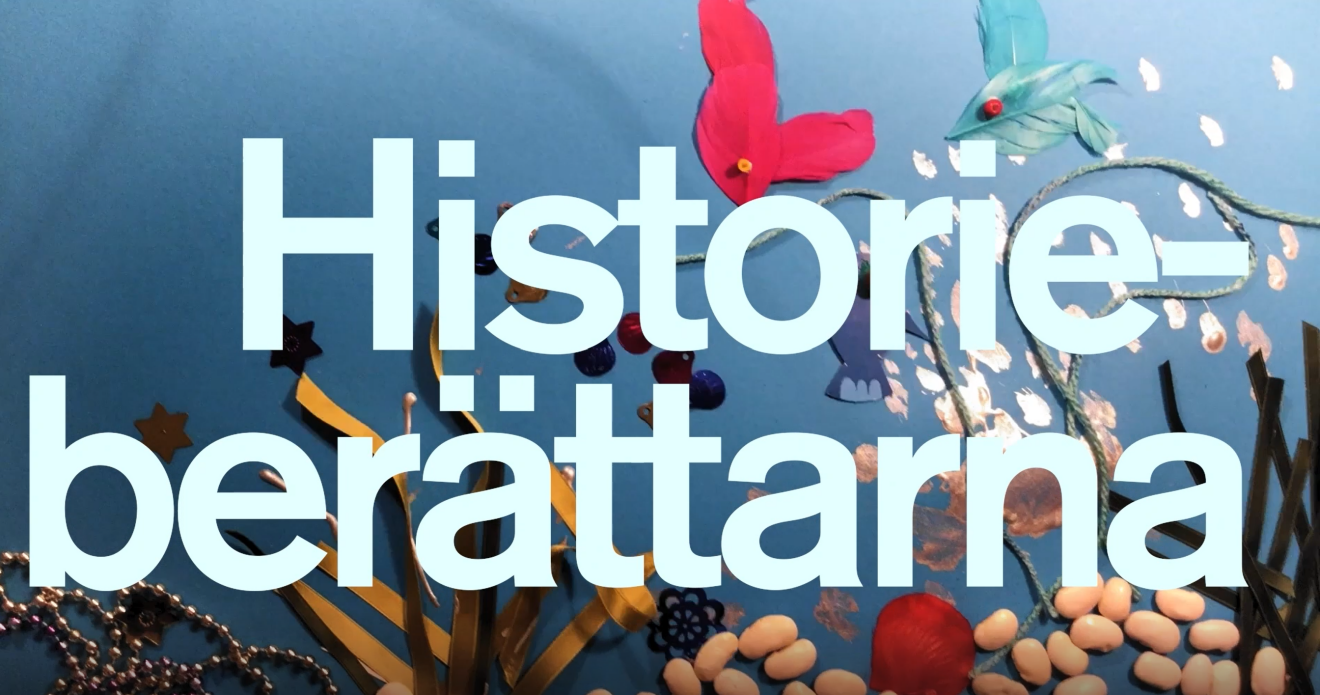 Vit text med Historieberättarna i bakgrunden en illustration av havsbotten med hjälp av bönor, tyg, fjädrar och papper