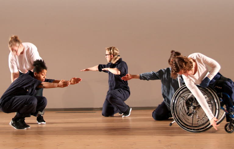 Dansverket WORK av ShareMusic & Performing Arts är en föreställning som speglar dans som ett kroppsarbete. Foto: Åsa Rosén. 