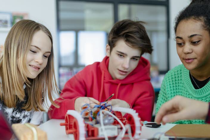 Ungdomar jobbar med elektronik och datorer.