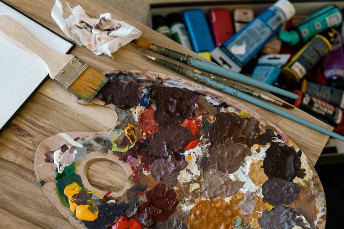 Blandade färger på paletter.