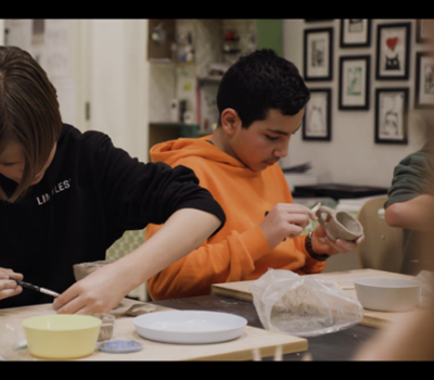Två tonårspojkar arbetar med keramik. 