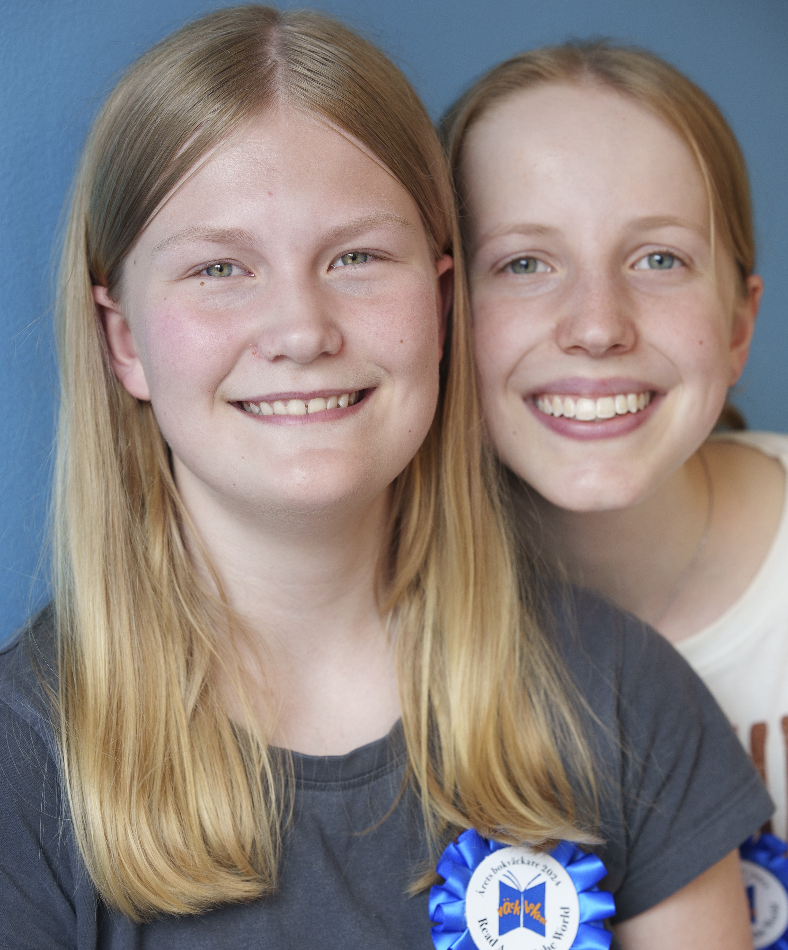 Tv&aring; leende unga flickor med l&aring;ngt h&aring;r.