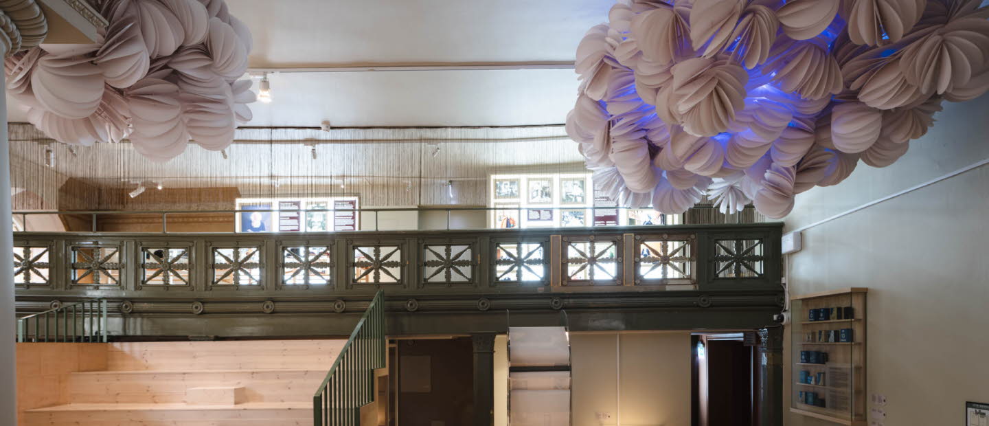 Interiör från Judiska museet med Icke-vetandets moln av Bea Szenfeld Foto Jean-Baptiste Beranger.jpg